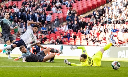 Elias Kachunga anotó el tercer gol del Bolton en su victoria por 4-0 sobre el Plymouth en Wembley.