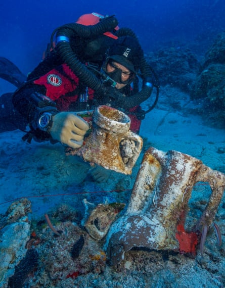 Brendan Foley compares amphora styles on the Antikythera shipwreck.