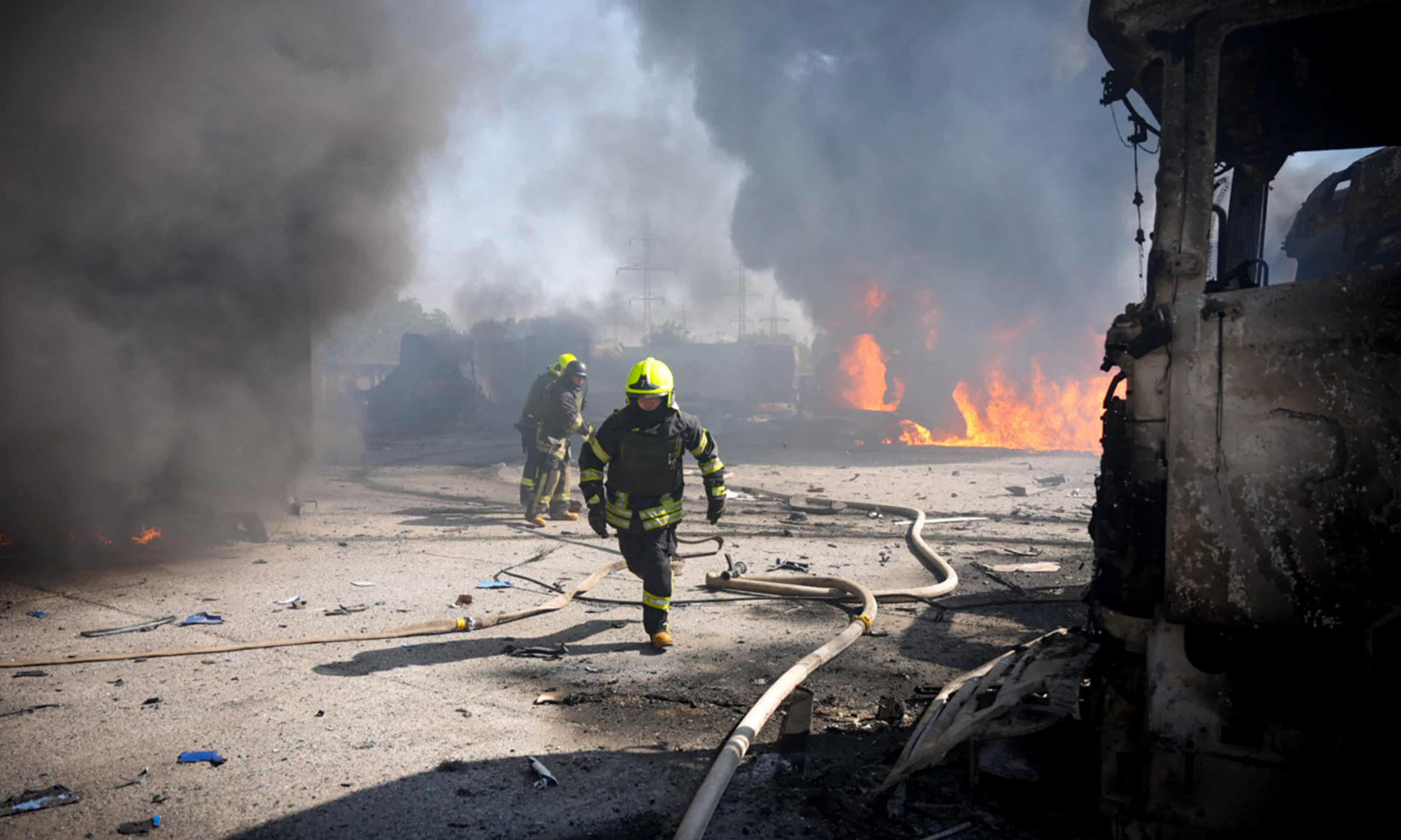 Zelenskiy pleads with allies after massive Russian attack on Ukraine (theguardian.com)