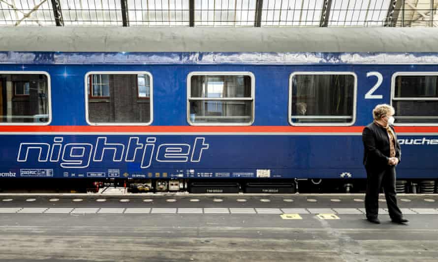 Un train Nightjet vers les Alpes autrichiennes depuis Amsterdam.