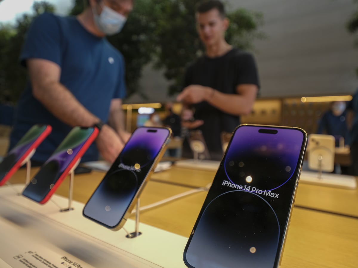 Bug in iPhone 14 Pro Max causes camera to physically fail, users say | Apple | The Guardian