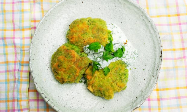 Talerz placków z groszkiem i wasabi