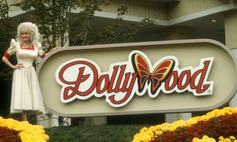 Dolly Parton poses for a portrait at Dollywood on October 24, 1988 in Pigeon Forge, Tennessee.