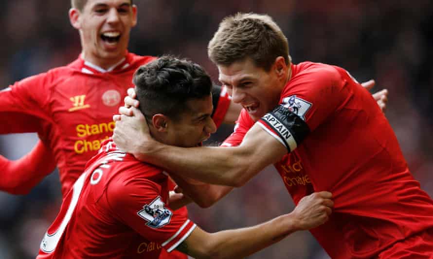 Philippe Coutinho est embrassé par son capitaine, Steven Gerrard, après avoir marqué pour Liverpool contre Manchester City en avril 2014.