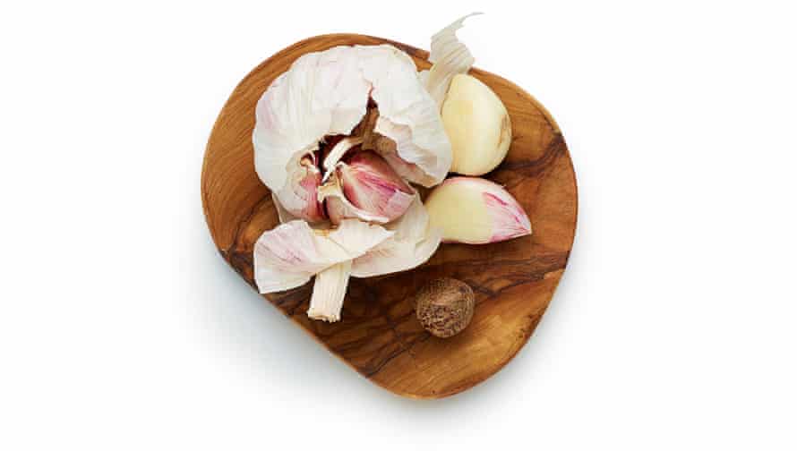How to make gratin dauphinois – recipe | Food 5 Felicity Cloake’s masterclass – dauphinois potatoes_03. Garlic. Peel.