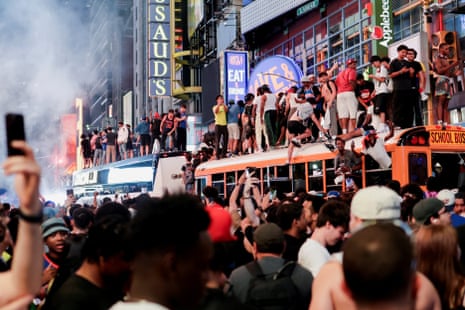 Οι οπαδοί των Νικς πανηγυρίζουν κοντά στην Times Square μετά τη νίκη του Σαββάτου.