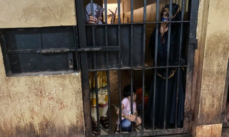 Ayesha Bashir, right, in a Karachi cell with her five-year-old daughter before a deportation hearing this week