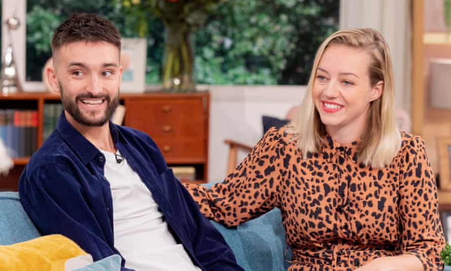 Ο Tom Parker με τη σύζυγό του Kelsey Hardwick στην εκπομπή ITV This Morning το 2021.