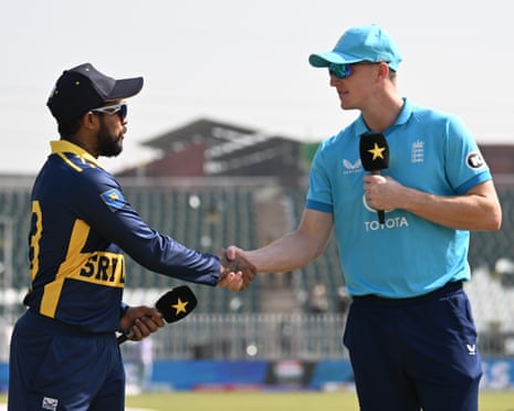 Kusal Mendis and Harry Brook shake hands at the toss.