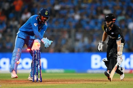 KL Rahul of India attempts to run out Kane Williamson