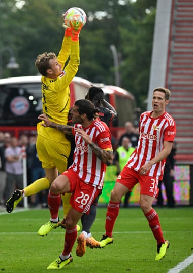 Union Berlins Frederik Rønnow tar en ball