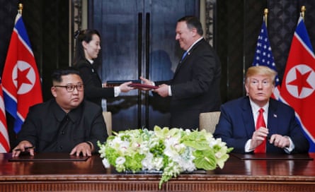 Dokumentet shkëmbehen pasi nënshkruhen nga Donald Trump dhe udhëheqësi i Koresë së Veriut Kim Jong-un.