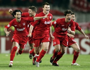 Xabi Alonso y sus compañeros del Liverpool celebran haber ganado la final de la Champions League en Estambul en 2005.