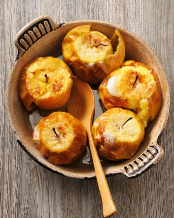 Baked apples with cider.