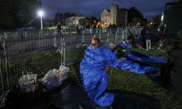 Les gens campent le long de la clôture à l'extérieur du château de Windsor la veille du cortège funèbre de la reine Elizabeth II de Grande-Bretagne.