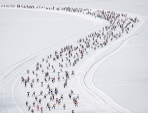 Los atletas compiten en el camino de Maloya a S-Chanf durante la 51ª maratón anual de esquí de Engadin en Sils, Suiza, el 10 de marzo.