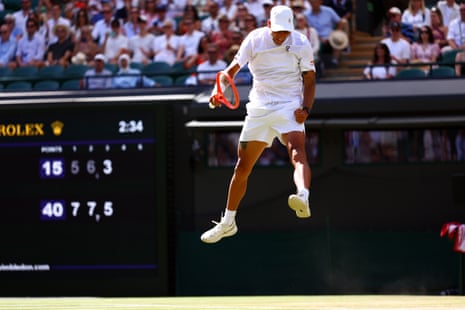 Ο Flavio Cobolli πηδά από χαρά μετά τη νίκη του επί του Alex De Minaur.