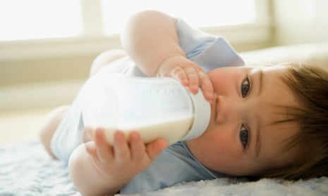 اوا وايزمن: «تأثير قوانين زندگي والديني را كه قادر به شير دادن نيستند بدون شك سختتر ميكند».