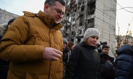 De Duitse minister van Buitenlandse Zaken Annalena Baerbock, rechts, en de Oekraïense minister van Buitenlandse Zaken Dmytro Kuleba praten tijdens hun wandeling in het door oorlog geteisterde Khariv, Oekraïne, 10 januari 2023.