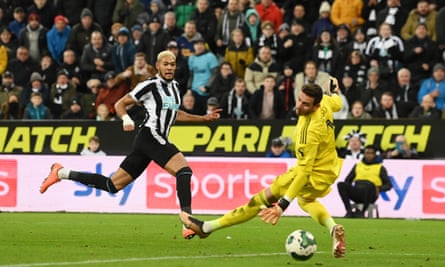 Newcastle into Carabao Cup semi-finals as Dan Burn sparks win over Leicester | Carabao Cup 1 Joelinton beats Danny Ward to put Newcastle 2-0 ahead.