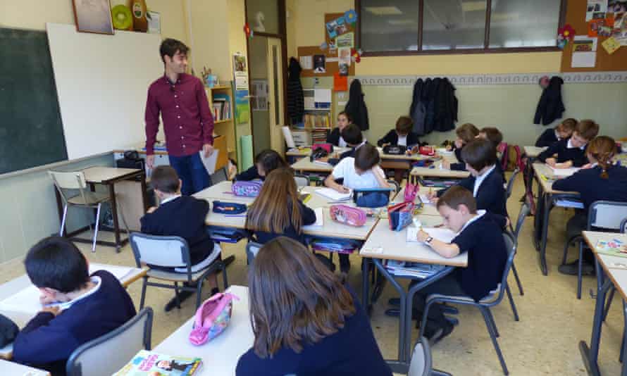 Manu Trigueros in the classroom. ‘Educating children is fulfilling and they surprise you every day,’ he says.