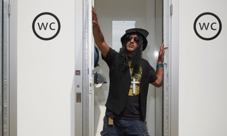 Rich Pelley goes to the toilet dressed as Slash