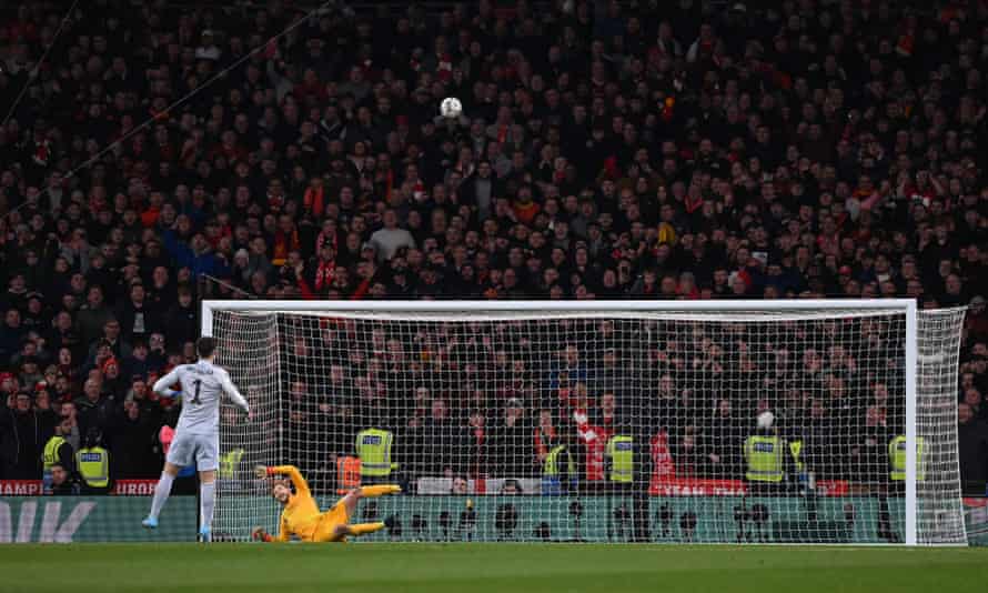 El penalti de Kepa Arrizabalaga se va alto por encima del larguero para darle al Liverpool la Carabao Cup
