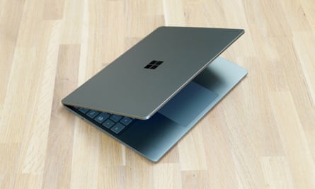 Ноутбук Microsoft Surface Go 2 изображен наполовину открытыми на столе