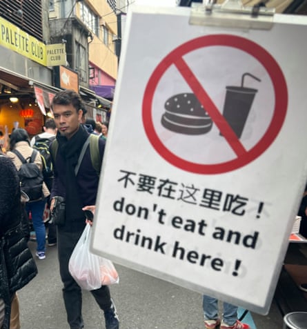 A sign encouraging good behaviour among tourists at Tsukiji market in Tokyo.