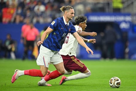 O francês Adrien Rabiot em ação com o espanhol Lamine Yamal.