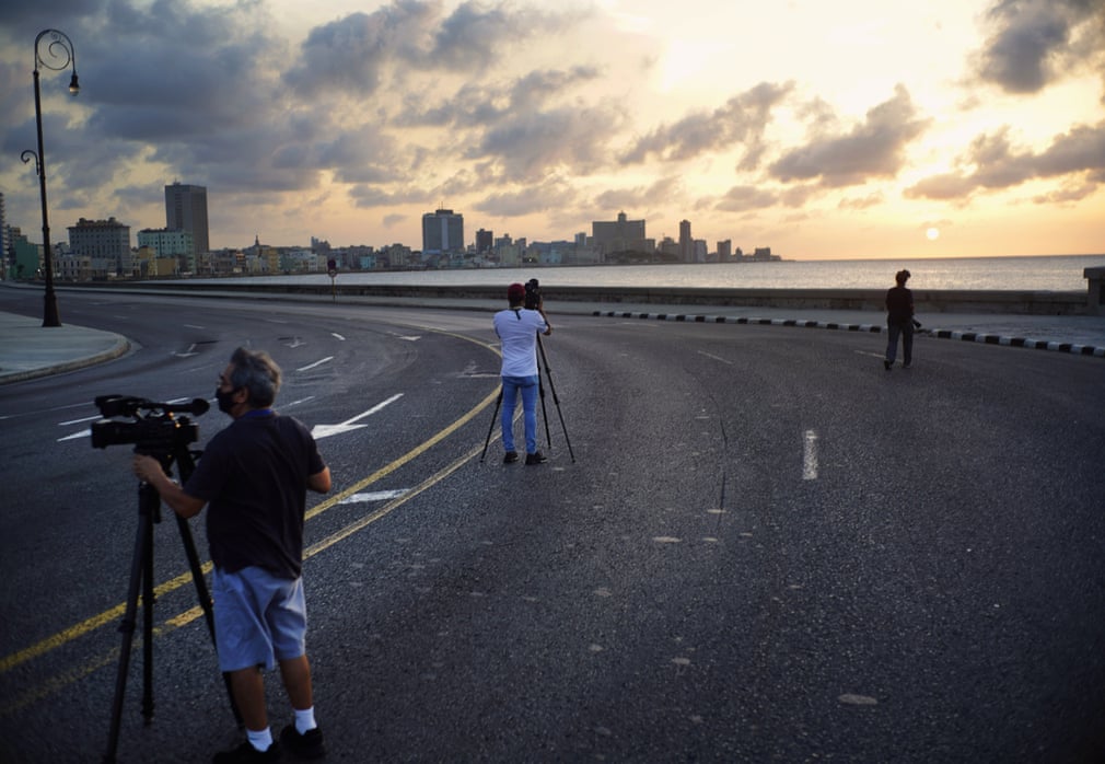 Medienschaffende filmen die leere Esplanade des Malecón | Bildquelle: https://www.theguardian.com/world/gallery/2020/sep/03/coronavirus-curfew-in-havana-cuba-in-pictures © Ramón Espinosa/AP | Bilder sind in der Regel urheberrechtlich geschützt Medienschaffende filmen die leere Esplanade des Malecón | Bildquelle: https://www.theguardian.com/world/gallery/2020/sep/03/coronavirus-curfew-in-havana-cuba-in-pictures © Ramón Espinosa/AP | Bilder sind in der Regel urheberrechtlich geschützt