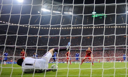 Cech makes a crucial penalty save from Arjen Robben in the 2012 Champions League final.