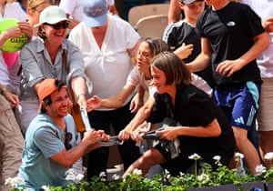 Fans fight for the shirt of Arthur Fils after he won his second round match against Jaume Munar
