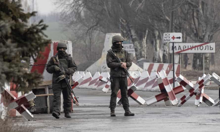 Ukrainian soldiers at a checkpoint close to the line of separation.
