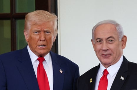 Donald Trump welcomes Benjamin Netanyahu at the entrance of the White House in Washington, in April 2025.