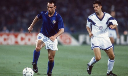 L'Italien Salvatore Schillaci fuit l'Américain John Harkes