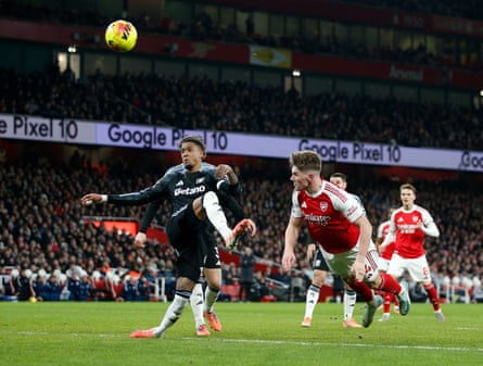 Viktor Gyökeres heads a chance over against Aston Villa on a night when Arsenal’s Swedish striker again failed to convince.