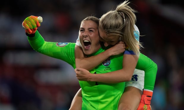 Mary Earps celebra el tercer gol de Inglaterra contra Suecia con Leah Williamson: golpea una serie de grandes balones durante el partido.