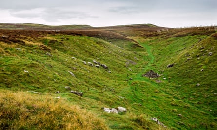 According to local myth the rockpile at the centre of this gully is the site of Robin Hood’s grave.