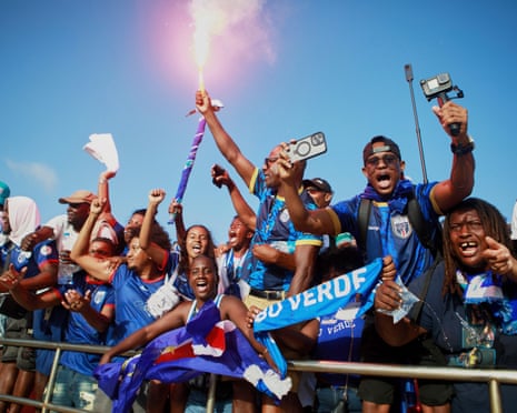 Persone in fila all'aeroporto