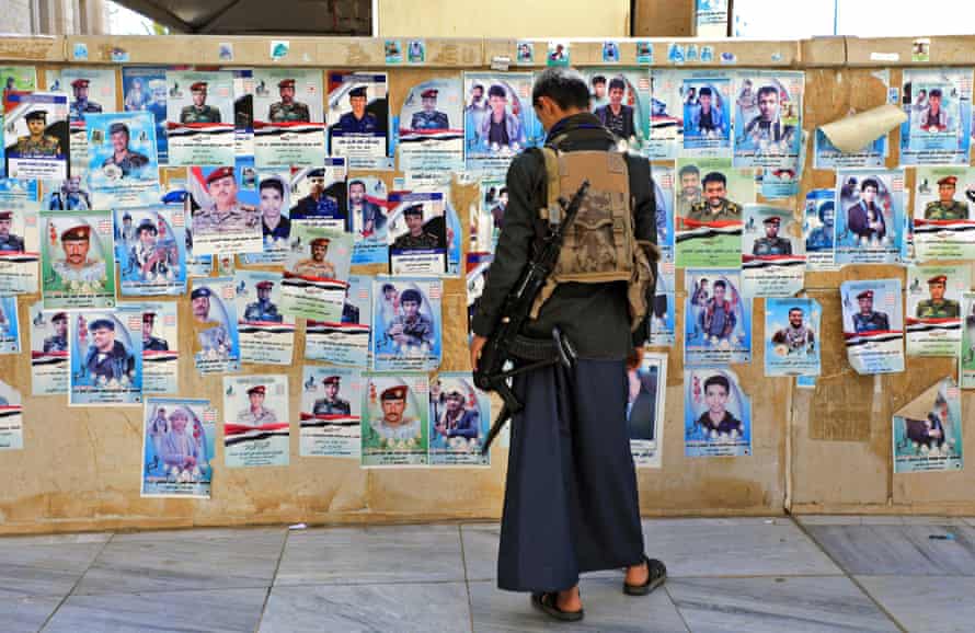 Um iemenita comparece ao funeral em massa dos rebeldes Houthi mortos em batalhas com tropas do governo apoiadas pelos sauditas na região de Marib.