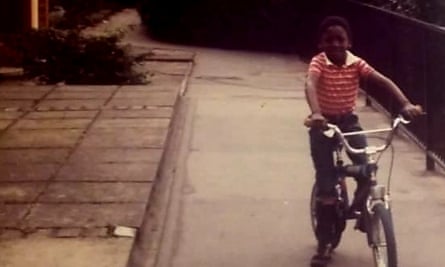 Le BMX dont j'ai hérité plus tard… Ronald, le frère d'Eric Otieno Sumba, à Coulsdon, en 1985.