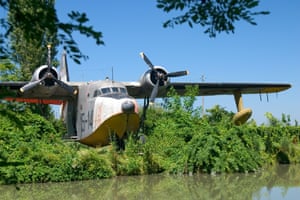 10 de los mejores jardines públicos en Italia 5 Water plane at Air Museum San Pelagio Castle Due Carrare Veneto Italy.
