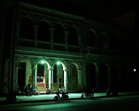 Cubani in fila per i rifornimenti durante il blackout