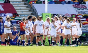 I giocatori dell'Inghilterra celebrano lo sforzo di Poppy Cleale.