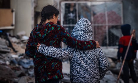 Crianças se abraçam em Rafah, no sul da Faixa de Gaza.