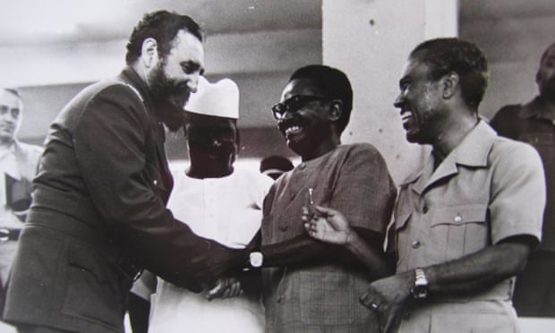 Fidel Castro greets three African presidents - Sekou Tour,Agostinho Neto and Luis Cabral.
