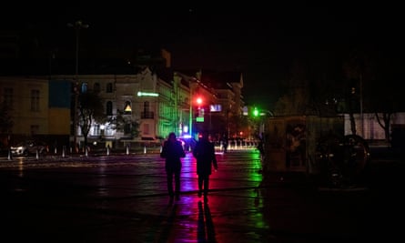 What occurred within the Russia-Ukraine struggle this week? Meet up with the must-read information and evaluation | Ukraine 3 People walk on Sophia Square on 31 October in Kyiv, Ukraine, amid power outages caused by Russian missile and drone strikes to energy infrastructure.