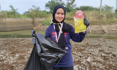 Pandawara follower Resti Khairunnisa (22) volunteers and collects plastic waste from the Bandung dam.