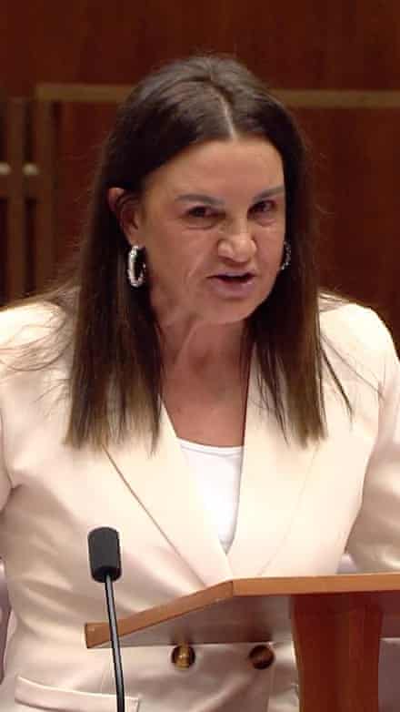 Jacqui Lambie prolaps hekayəsini paylaşıb və veteranlar işləri sağlamlıq xidmətlərini tənqid edib - video